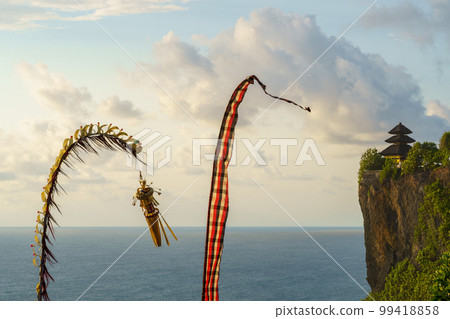 巴厘島印度教寺廟和旗幟（巴厘島，印度尼西亞“烏魯瓦圖寺”） 99418858