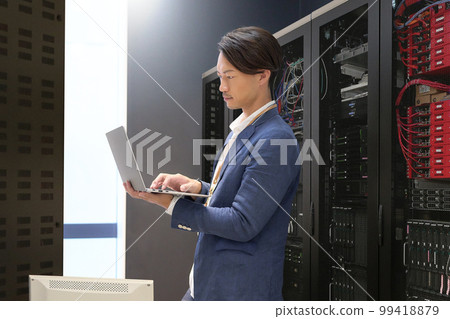 信息系統工作人員在服務器機房檢查計算機信息系統業務形象 信息系統工作人員在服務器機房檢查計算機信息系統業務形象 99418879