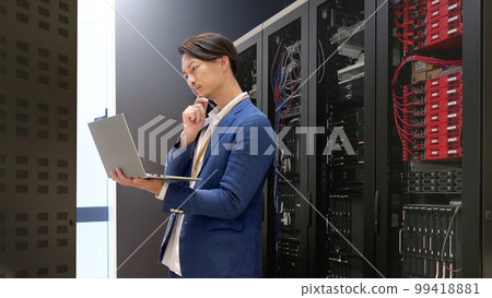 信息系統工作人員在服務器機房檢查計算機信息系統業務形象 99418881