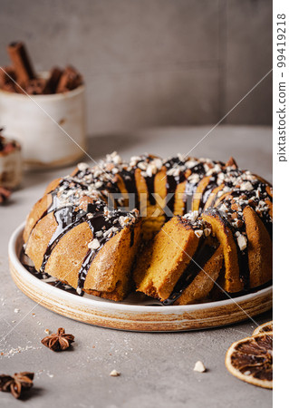 Vanilla bundt cake 99419218