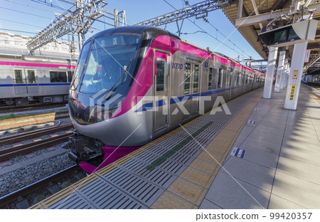 京王線開往新宿電車高畑不動站京王5000系列京王5000系列京王班輪 京王線開往新宿電車高畑不動站京王5000系列京王5000系列京王班輪 99420357