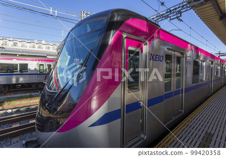 京王線開往新宿電車高畑不動站京王5000系列京王5000系列京王班輪 京王線開往新宿電車高畑不動站京王5000系列京王5000系列京王班輪 99420358
