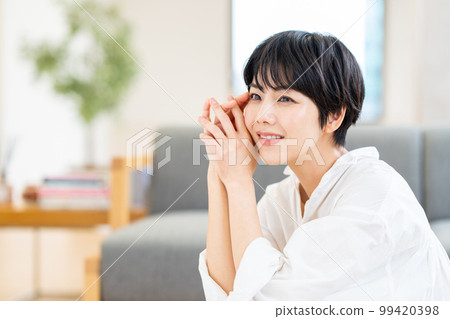 感覺滋潤的女人。 99420398