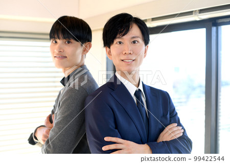 雙手抱胸的商務人士 雙手抱胸的商務人士 99422544