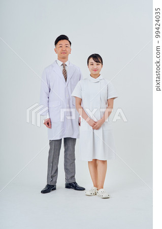 男人和女人穿著白大褂 男人和女人穿著白大褂 99424035