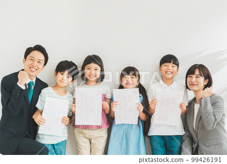 在考試中獲得滿分的小學生和補習班老師 在考試中獲得滿分的小學生和補習班老師 99426191