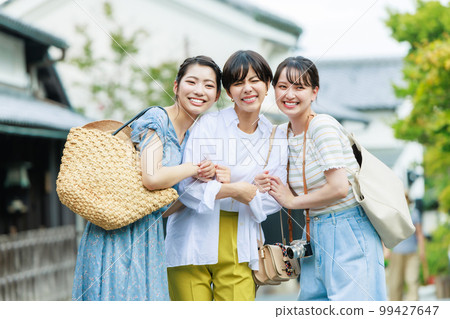 Girls trip with good friends 99427647