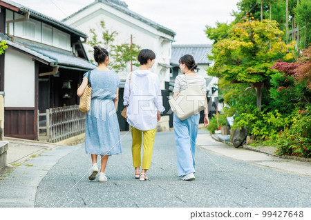 Girls trip with good friends 99427648