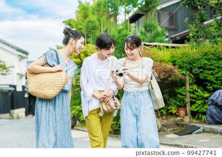女孩和好朋友一起旅行 99427741