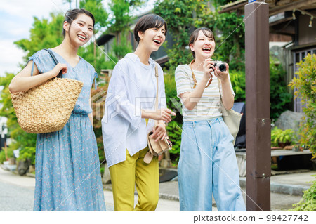 女孩和好朋友一起旅行 女孩和好朋友一起旅行 99427742
