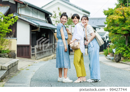 Girls trip with good friends 99427744