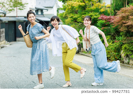 女孩和好朋友一起旅行 女孩和好朋友一起旅行 99427781