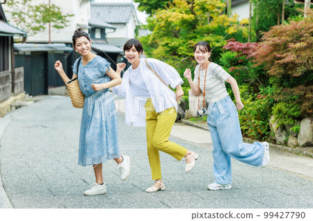 Girls trip with good friends 99427790