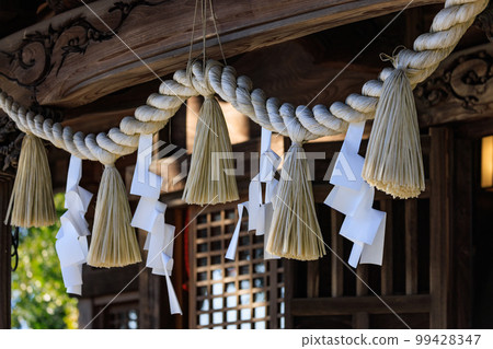 Shimenawa and paper strips hung in front of the shrine 99428347
