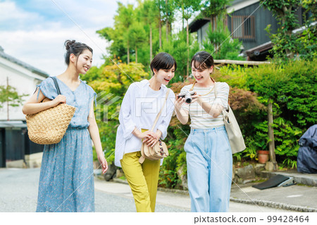 Girls trip with good friends 99428464