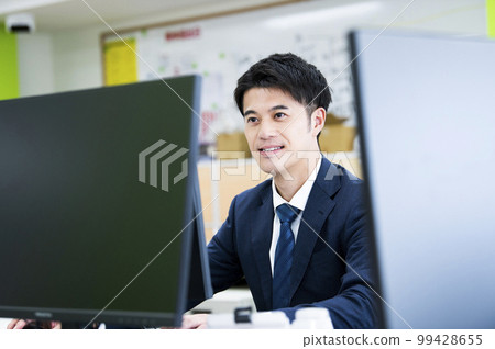 Men working in the office 99428655