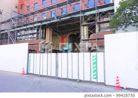 建築拆除工地 正在進行的建築拆除工作 建築拆除工地 正在進行的建築拆除工作 99428730