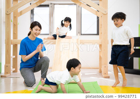 體操班、托兒所、幼兒園、康復中心的運動狀態 99428771