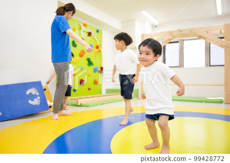 體操班、托兒所、幼兒園、康復中心的運動狀態 體操班、托兒所、幼兒園、康復中心的運動狀態 99428772