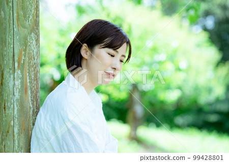 來到一個新鮮的綠色公園改變的沮喪的婦女 99428801