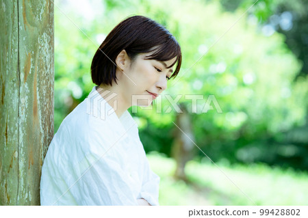 來到一個新鮮的綠色公園改變的沮喪的婦女 99428802