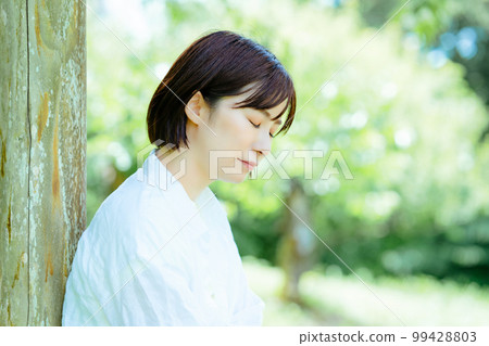 來到一個新鮮的綠色公園改變的沮喪的婦女 99428803