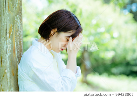 來到一個新鮮的綠色公園改變的沮喪的婦女 99428805