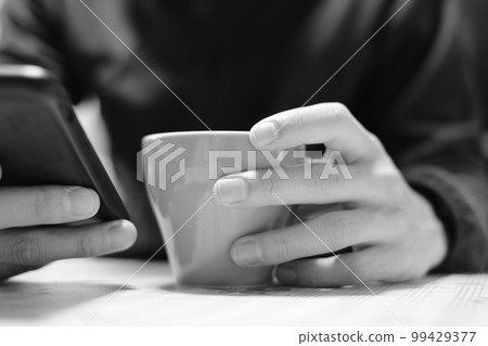 智能手機和茶杯 99429377