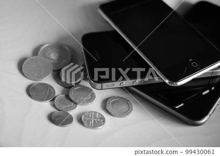 堆疊的智能手機和外幣單色 堆疊的智能手機和外幣單色 99430061