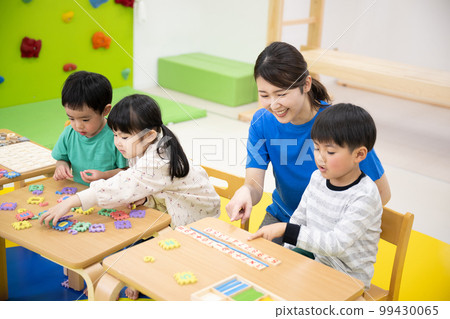 孩子們快樂學習英語的圖片 99430065