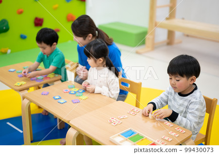 孩子們快樂學習英語的圖片 99430073