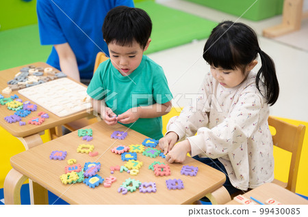 孩子們快樂學習英語的圖片 99430085