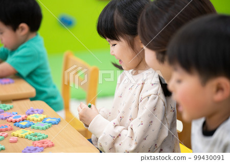 Children spending time at daycare centers, daycare centers, kindergartens, etc. Studying English 99430091