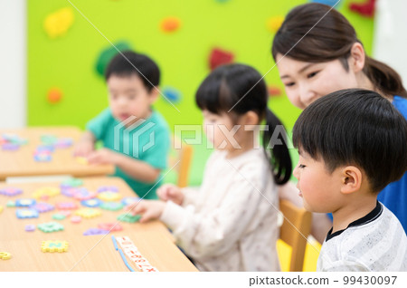 孩子們在日託中心、日託中心、幼兒園等度過時光。學習英語 99430097