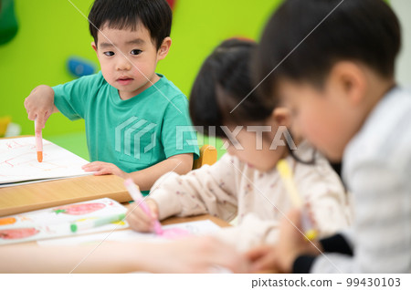 孩子們畫畫 99430103