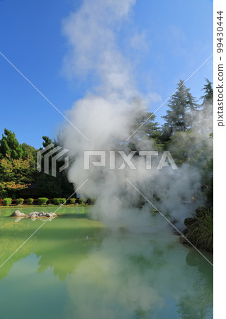別府白池地獄的青白色溫泉冒著熱氣 99430444