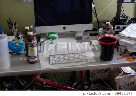 在有電腦的凌亂辦公桌上 99431175