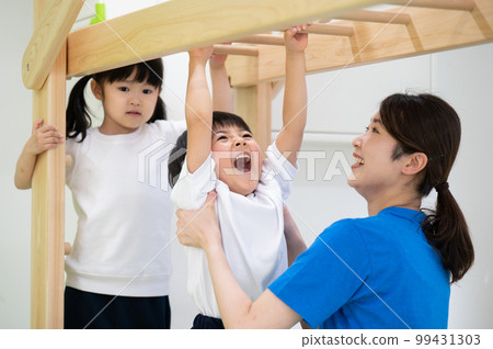 在體育俱樂部或託兒所玩耍的孩子 99431303