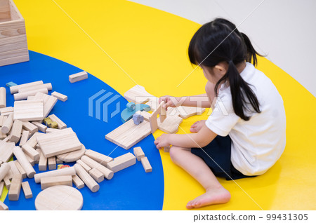 girl playing with building blocks girl playing with building blocks 99431305