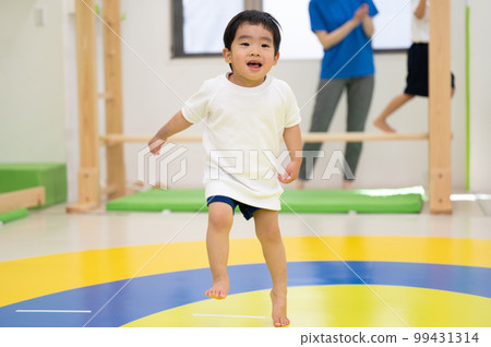 可愛的幼兒跳舞和做體操 99431314
