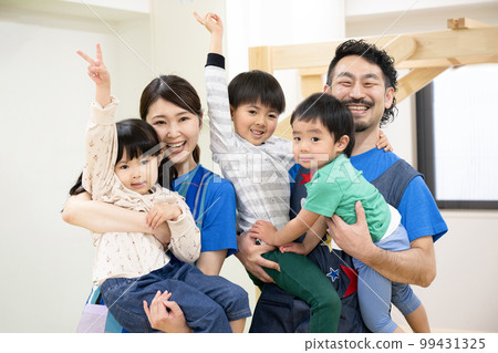 Nursery school, lessons, and kindergarten that seem to be having fun Many people 99431325