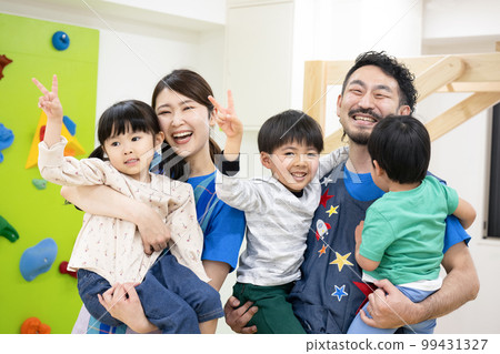 Nursery school, lessons, and kindergarten that seem to be having fun Many people 99431327