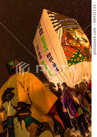 在雪夜裡升起紙氣球秋田縣上檜木內 99432115
