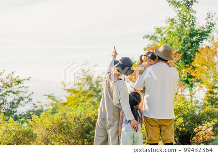 Family playing at the campsite / Back view of the family (Outdoor / Travel / Leisure / Picnic) 99432364