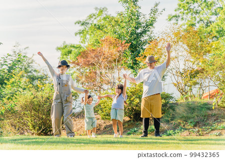 Family playing at the campsite / Back view of the family (Outdoor / Travel / Leisure / Picnic) Family playing at the campsite / Back view of the family (Outdoor / Travel / Leisure / Picnic) 99432365
