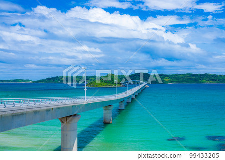 角島大橋橫跨美麗的鈷藍色大海 99433205
