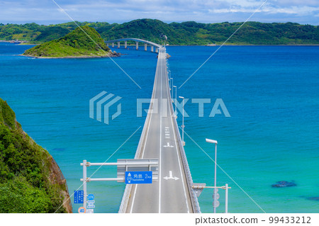 角島大橋橫跨美麗的鈷藍色大海 角島大橋橫跨美麗的鈷藍色大海 99433212