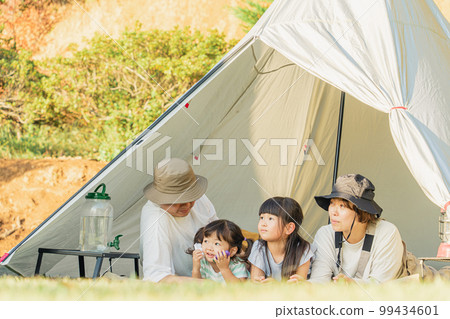 Family/family lying in a tent at a campsite (outdoor/travel/leisure/picnic) 99434601