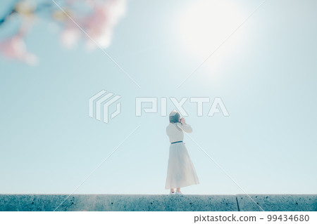 一位年輕女子站在沙灘上的照片 一位年輕女子站在沙灘上的照片 99434680