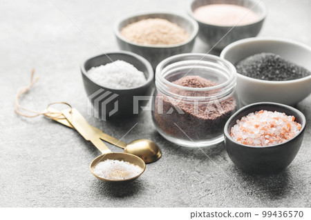 Bowls with assorted speciality salt 99436570